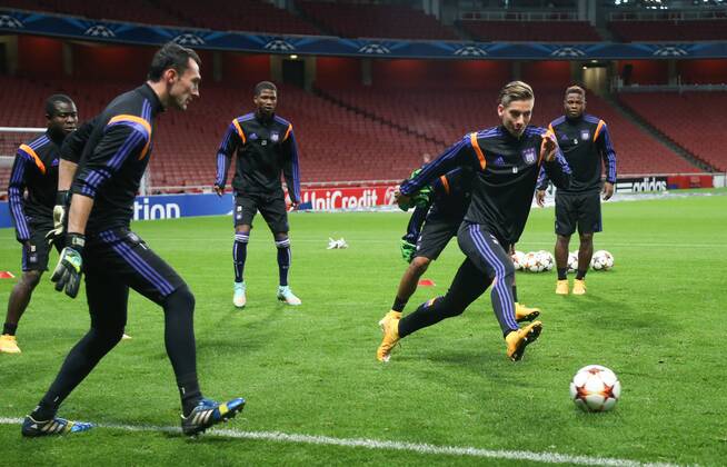 Anderlecht s goalkeeper Silvio Proto and Anderlecht s Dennis Praet fight for the ball during a training session of Belgian soccer team RSCA Anderlecht in the Emirates stadium in London, England, Monday 03 November 2014. VIRGINIExLEFOUR  premiumd 35079