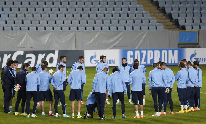 Atletico Madrid training session in Malmoe. In this picture, Diego Simeone speaks to his players. xPABLOGARCIAx 