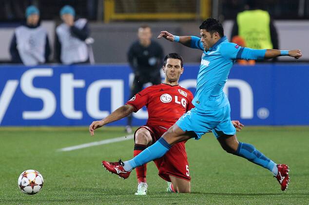 Aktuell Fussball, Champions League, Zenit St. Petersburg - Bayer Leverkusen ST. PETERSBURG, RUSSIA. NOVEMBER 4, 2014. Bayer s Emir Spahic (L) and Zenit s Hulk fight for the ball in their 2014 15 Season UEFA Champions League Group C Round 4 football match at Petrovsky Stadium. Ruslan Shamukov TASS  premiumd RE153E84