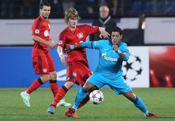 Aktuell Fussball, Champions League, Zenit St. Petersburg - Bayer Leverkusen ST. PETERSBURG, RUSSIA. NOVEMBER 4, 2014. Bayer s Emir Spahic, Tin Jedvaj and Zenit s Hulk (L-R) fight for the ball in their 2014 15 Season UEFA Champions League Group C Round 4 football match at Petrovsky Stadium. Ruslan Shamukov TASS  premiumd RE153E88