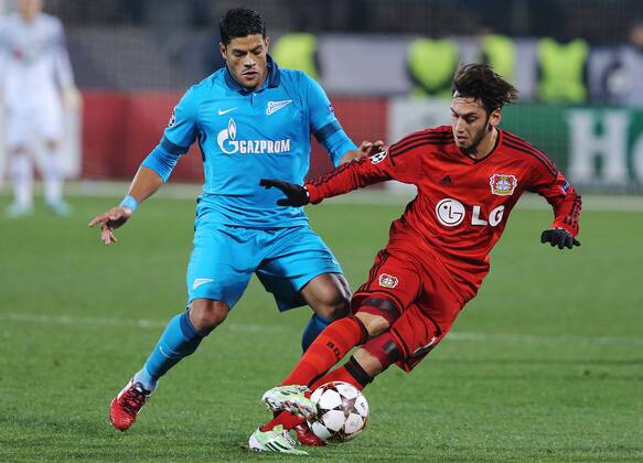 Aktuell Fussball, Champions League, Zenit St. Petersburg - Bayer Leverkusen ST. PETERSBURG, RUSSIA. NOVEMBER 4, 2014. Zenit s Hulk (L) and Bayer s Hakan Calhanoglu fight for the ball in their 2014 15 Season UEFA Champions League Group C Round 4 football match at Petrovsky Stadium. Ruslan Shamukov TASS  premiumd RE153E8F