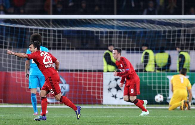 Aktuell Fussball, Champions League, Zenit St. Petersburg - Bayer Leverkusen ST. PETERSBURG, RUSSIA. NOVEMBER 4, 2014. Zenit s goalkeeper Yuri Lodygin (R) concedes a goal in the 2014 15 Season UEFA Champions League Group C Round 4 football match against FC Bayer at Petrovsky Stadium. FC Bayer won the game 2:1.Ruslan Shamukov TASS  premiumd RE153E91