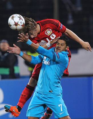 Aktuell Fussball, Champions League, Zenit St. Petersburg - Bayer Leverkusen ST. PETERSBURG, RUSSIA. NOVEMBER 4, 2014. Zenit s Hulk (front) and Bayer s Tin Jedvaj fight for the ball in their 2014 15 Season UEFA Champions League Group C Round 4 football match at Petrovsky Stadium. Ruslan Shamukov TASS  premiumd S0082EF2