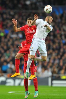 Aktuell Fussball, Champions League, Real Madrid - FC Liverpool 04.11.2014, Fussball Champions League, Real Madrid - FC Liverpool, v.l. Javi Manquillo (Liverpool FC) - Karim Benzema (Real Madrid)