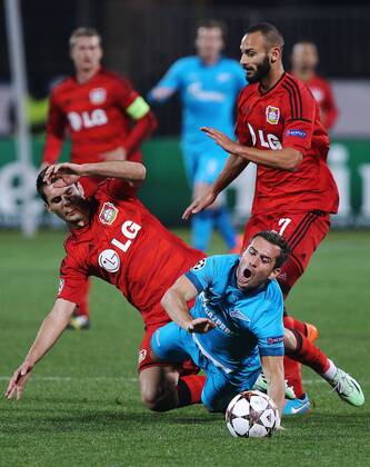 Aktuell Fussball, Champions League, Zenit St. Petersburg - Bayer Leverkusen ST. PETERSBURG, RUSSIA. NOVEMBER 4, 2014. Bayer s Emir Spahic (L), Omer Toprak (R) and Zenit s Alexander Kerzhakov (C) fight for the ball in their 2014 15 Season UEFA Champions League Group C Round 4 football match at Petrovsky Stadium. FC Bayer won the game 2:1.Ruslan Shamukov TASS  premiumd RE153E94