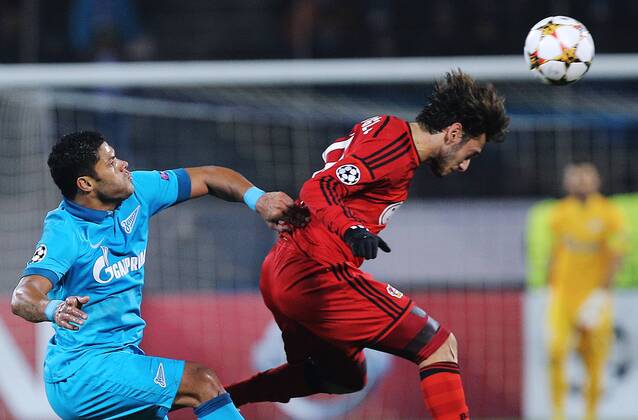 Aktuell Fussball, Champions League, Zenit St. Petersburg - Bayer Leverkusen ST. PETERSBURG, RUSSIA. NOVEMBER 4, 2014. Zenit s Hulk (L) and Bayer s Hakan Calhanoglu fight for the ball in their 2014 15 Season UEFA Champions League Group C Round 4 football match at Petrovsky Stadium. FC Bayer won the game 2:1.Ruslan Shamukov TASS  premiumd RE153E99