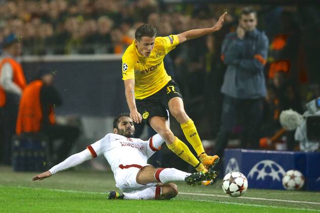 Aktuell Fussball, Champions League, Borussia Dortmund - Galatasaray Istanbul 04.11.2014, xgsx, Fussball Champions League, Borussia Dortmund - Galatasaray Istanbul, v.l. Hamit Altintop (Galatasaray Istanbul - 4) im Zweikampf mit, im Duell mit Eric Durm (BVB Borussia Dortmund - 37)
