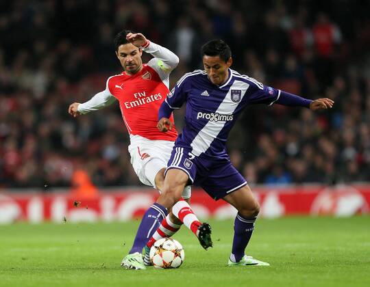 Aktuell Fussball, Champions League, FC Arsenal - RSC Anderlecht Arsenal s Mikel Arteta tussles with Anderlecht Andy Najar - Champions League Group D - Arsenal vs Anderlecht- Emirates Stadium - London - England - 4th November 2014 - Picture David Klein Sportimage EDITORIAL USE ONLY. No use with unauthorised audio, video, data, fixture lists, club league logos or live services. Online in-match use limited to 120 images, no video emulation. No use in betting, games or single club league player publications.