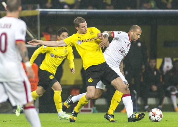 Aktuell Fussball, Champions League, Borussia Dortmund - Galatasaray Istanbul Sven Bender (BvB), Felipe Melo (Galatasaray AS) 04.11.2014, Dortmund, Borussia Dortmund vs. Galatasaray Istanbul Â