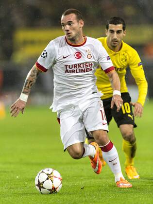 Aktuell Fussball, Champions League, Borussia Dortmund - Galatasaray Istanbul Wesley Sneijder (Galatasaray AS), Henrikh Mkhitaryan (BvB) 04.11.2014, Dortmund, Borussia Dortmund vs. Galatasaray Istanbul Â