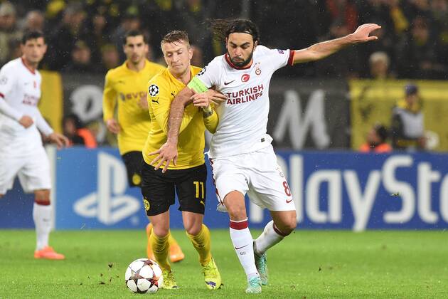 Aktuell Fussball, Champions League, Borussia Dortmund - Galatasaray Istanbul Fußball Champions League Borussia Dortmund - Galatasaray Istanbul am 04.11.2014 im Signal Iduna Park in Dortmund Marco Reus ( Dortmund ), links - Selcuk Inan ( Istanbul ), rechts