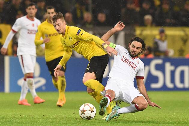 Aktuell Fussball, Champions League, Borussia Dortmund - Galatasaray Istanbul Fußball Champions League Borussia Dortmund - Galatasaray Istanbul am 04.11.2014 im Signal Iduna Park in Dortmund Marco Reus ( Dortmund ), links - Selcuk Inan ( Istanbul ), rechts