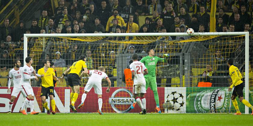 Aktuell Fussball, Champions League, Borussia Dortmund - Galatasaray Istanbul Dortmund, 04.11.2014, Signal-Iduna-Park Neven Subotic (BvB) trifft nur die Querlatte von Torwart Fernando Muslera (Gala) Borussia Dortmund - Galatasaray Istanbul