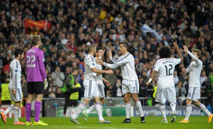 Aktuell Fussball, Champions League, Real Madrid - FC Liverpool Real Madrid Forward, Karim Benzema, number 9 celebrates after scoring a goal (1,0). Round 4 of the CHAMPIONS league, soccer match between Real Madrid - Liverpool FC at the Santiago Bernabeu stadium, Madrid - Spain by November 4, 2014. . 