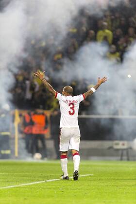 Fussball, Champions League, Dortmund - Galatasaray Istanbul Felipe Melo (Galatasaray AS) bittet die Fans aufzuhören mit den Rauchbomben 04.11.2014, Dortmund vs. Galatasaray Istanbul