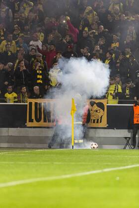 Rauchbombe von Galatasaray Fans - Fussball, Champions League, Dortmund - Galatasaray Istanbul Rauchbomben 04.11.2014, Dortmund vs. Galatasaray Istanbul