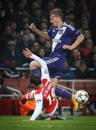 Aktuell Fussball, Champions League, FC Arsenal - RSC Anderlecht - LONDON, ENGLAND: Arsenal s Santi Cazorla and Anderlecht s Dennis Praet fight for the ball during the match between English team Arsenal and Belgian RSCA Anderlecht in the Emirates stadium in London, England, Tuesday 04 November 2014, on the fourth day of the group stage of the UEFA Champions League competition, in the group D. VIRGINIExLEFOUR  premiumd 20190488