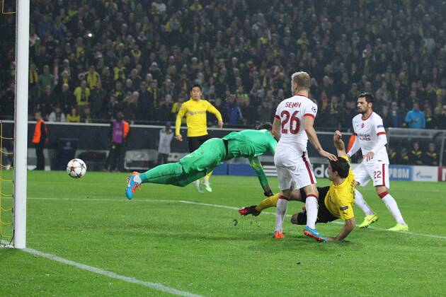 Aktuell Fussball, Champions League, Borussia Dortmund - Galatasaray Istanbul Sokratis (Borussia Dortmund 25) mit dem Tor zum 2:0 gegen Goalkeeper Fernando Muslera (Galatasaray Istanbul 1), Semih Kaya (Galatasaray Istanbul 26) und Hakan Balta (Galatasaray Istanbul 22) Borussia Dortmund vs Galatasaray Istanbul,Fussball , Champions League, 04.11.2014 EP_JSE