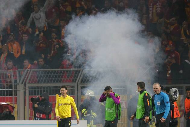 Aktuell Fussball, Champions League, Spielunterbrechung bei Borussia Dortmund - Galatasaray Istanbul 04.11.2014, xgsx, Fussball Champions League, Borussia Dortmund - Galatasaray Istanbul, v.l. Shinji Kagawa (BVB Borussia Dortmund - 7) vor dem Fanblock der Istanbuler die Böller und Rauchbomben zuendeten