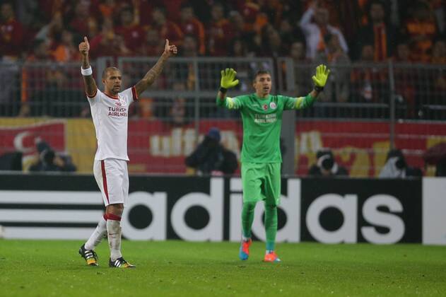 Fussball, Champions League, Spielunterbrechung bei Borussia Dortmund - Galatasaray Istanbul 04.11.2014, xgsx, Fussball Champions League, Borussia Dortmund - Galatasaray Istanbul, v.l. Felipe Melo (Galatasaray Istanbul - 3) - Fernando Muslera (Torwart, Torhueter Galatasaray Istanbul - 1) beruhigten die Situation mit den Fans