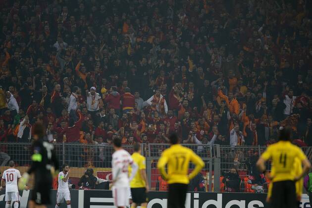 Aktuell Fussball, Champions League, Spielunterbrechung bei Borussia Dortmund - Galatasaray Istanbul 04.11.2014, xgsx, Fussball Champions League, Borussia Dortmund - Galatasaray Istanbul, v.l. Fans von Galatasaray Istanbul machten Radau