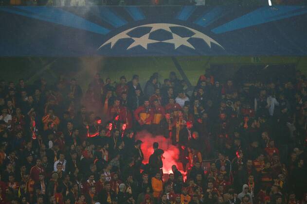Aktuell Fussball, Champions League, Spielunterbrechung bei Dortmund - Galatasaray Istanbul 04.11.2014, xgsx, Fussball Champions League, Dortmund - Galatasaray Istanbul, v.l. pyro im Block der Fans von Galatasaray