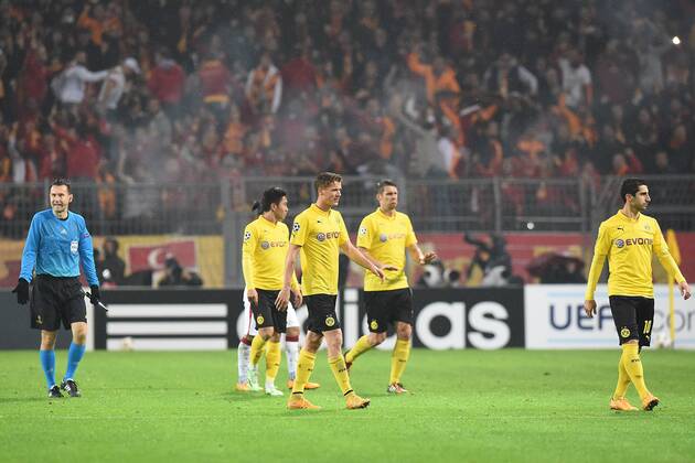 Fussball, Champions League, Spielunterbrechung bei Borussia Dortmund - Galatasaray Istanbul Fußball Champions League Borussia Dortmund - Galatasaray Istanbul am 04.11.2014 im Signal Iduna Park in Dortmund Spielunterbrechung - Dortmunder Spieler verlassen das Spielfeld