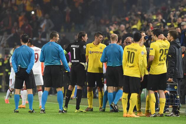 Aktuell Fussball, Champions League, Spielunterbrechung bei Borussia Dortmund - Galatasaray Istanbul Fußball Champions League Borussia Dortmund - Galatasaray Istanbul am 04.11.2014 im Signal Iduna Park in Dortmund Spielunterbrechung - Dormunder Spieler und das Schiedsrichtergespann am Spielfeldrand