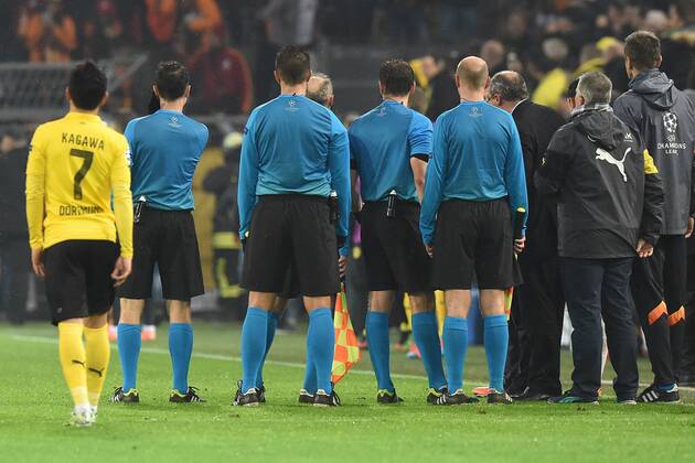 Aktuell Fussball, Champions League, Spielunterbrechung bei Borussia Dortmund - Galatasaray Istanbul Fußball Champions League Borussia Dortmund - Galatasaray Istanbul am 04.11.2014 im Signal Iduna Park in Dortmund Spielunterbrechung - Das Schiedsrichtergespann beobachtet den Fanblock von Galatasaray Istanbul