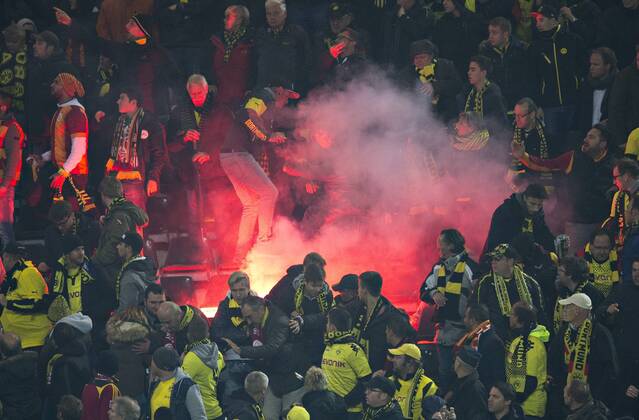 Aktuell Fussball, Champions League, Spielunterbrechung bei Borussia Dortmund - Galatasaray Istanbul Dortmund, 04.11.2014, Signal-Iduna-Park Bengalisches Feuer fliegt in den BvB Fanblock Borussia Dortmund - Galatasaray Istanbul