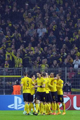 Aktuell Fussball, Champions League, Borussia Dortmund - Galatasaray Istanbul Borussia Dortmund vs. Galatasaray Istanbul --- Fussball --- Champions League --- 04.11.2014 Dortmund, Torjubel nach dem 1:0, Mannschaft, Team, Freude, Freisteller, im Hintergrund Fans, Anhänger, Anhaenger, Zuschauer