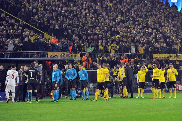 Fussball, Champions League, Spielunterbrechung bei Borussia Dortmund - Galatasaray Istanbul Borussia Dortmund vs. Galatasaray Istanbul --- Fussball --- Champions League --- 04.11.2014 Die Mannschaften von Galatasaray, links, und Dortmund während der Spielunterbrechung wegen Ausschreitungen,