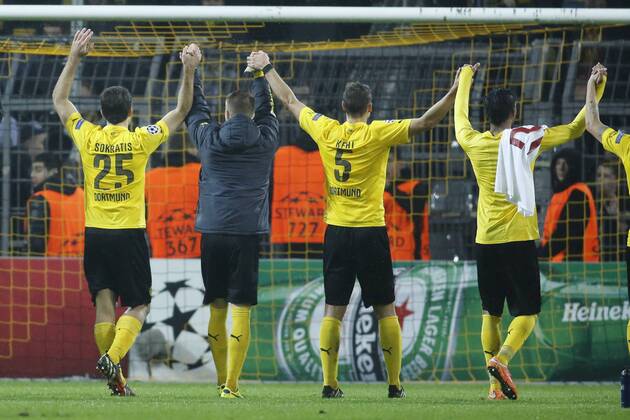 Aktuell Fussball, Champions League, FC Arsenal - RSC Anderlecht vl: Sokratis (Borussia Dortmund 25), Marco Reus (Borussia Dortmund 11), Sebastian Kehl (Borussia Dortmund 5) und Pierre-Emerick Aubameyang (Borussia Dortmund 17) bei der Welle mit den Fans Borussia Dortmund vs Galatasaray Istanbul, Fussball, Champions League, 04.11.2014 EP_JSE
