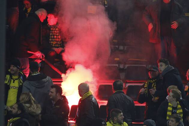 Aktuell Fussball, Champions League, Spielunterbrechung bei Borussia Dortmund - Galatasaray Istanbul -Bengalisches Feuer auf der Haupttribuene Borussia Dortmund vs Galatasaray Istanbul, Fussball, Champions League, 04.11.2014 EP_JSE