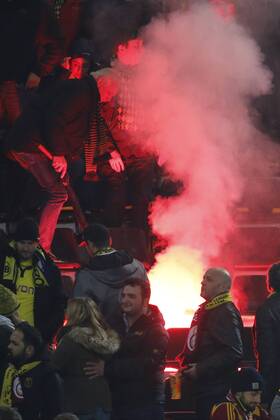 Aktuell Fussball, Champions League, Spielunterbrechung bei Borussia Dortmund - Galatasaray Istanbul -Bengalisches Feuer auf der Haupttribuene Borussia Dortmund vs Galatasaray Istanbul, Fussball, Champions League, 04.11.2014 EP_JSE