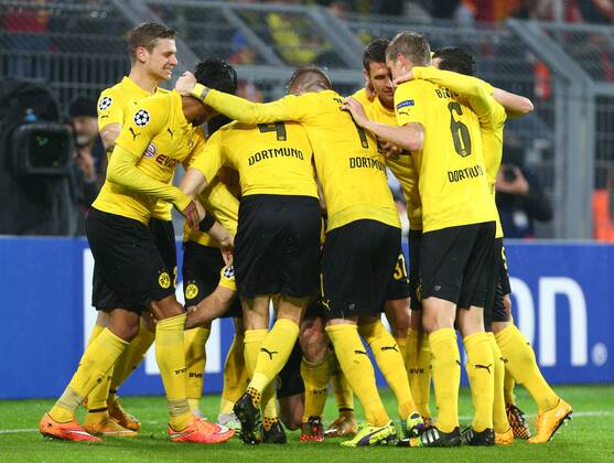 Dienstag 04.11.2014, Saison 2014 2015, UEFA Champions League, 4. Spieltag im Signal Iduna Park, BVB Borussia Dortmund - Galatasaray Istanbul 4:1, Dortmunder Torjubel zum 2:0, Lukasz Piszczek (BVB), Pierre-Emerick Aubameyang (BVB), Neven Subotic (BVB), Marco Reus (BVB), Sebastian Kehl (BVB), Sven Bender (BVB) und Henrikh Mkhitaryan (BVB), v.l.