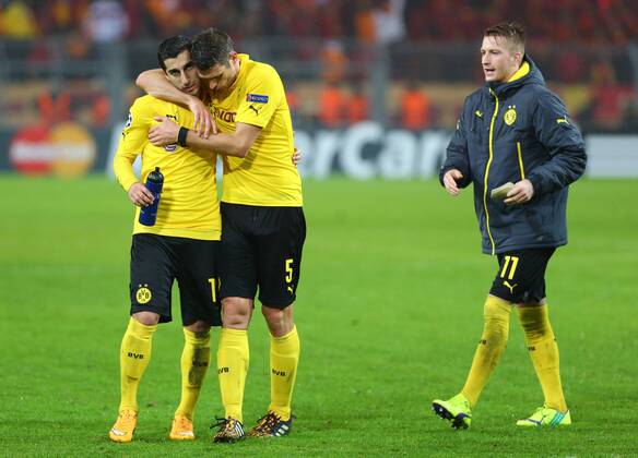 Dienstag 04.11.2014, Saison 2014 2015, UEFA Champions League, 4. Spieltag im Signal Iduna Park, BVB Borussia Dortmund - Galatasaray Istanbul 4:1, Dortmunder Jubel nach Schlusspfiff: Henrikh Mkhitaryan (BVB), Sebastian Kehl (BVB) und Marco Reus (BVB), v.l.