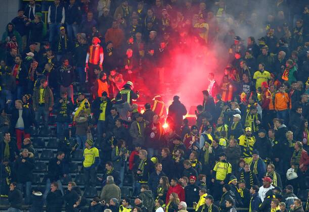 Dienstag 04.11.2014, Saison 2014 2015, UEFA Champions League, 4. Spieltag im Signal Iduna Park, BVB Borussia Dortmund - Galatasaray Istanbul 4:1, Ausschreitungen durch istanbuler Fans: Galatasaray-Fans werfen Bengalen und Böller in den Dortmunder Zuschauerblock