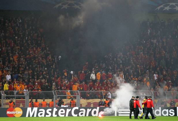 Dienstag 04.11.2014, Saison 2014 2015, UEFA Champions League, 4. Spieltag im Signal Iduna Park, BVB Borussia Dortmund - Galatasaray Istanbul 4:1, Ausschreitungen durch istanbuler Fans: Galatasaray-Fans zünden Bengalen und Böller im Gästeblock