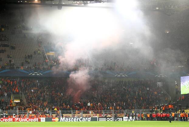 Dienstag 04.11.2014, Saison 2014 2015, UEFA Champions League, 4. Spieltag im Signal Iduna Park, BVB Borussia Dortmund - Galatasaray Istanbul 4:1, Ausschreitungen durch istanbuler Fans: Galatasaray-Fans zünden Bengalen und Böller im Gästeblock