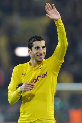 Borussia Dortmund vs. Galatasaray Istanbul --- Fussball --- Champions League --- 04.11.2014 Henrikh Mkhitaryan (Dortmund), Schlussjubel, Freude, winkt, Mimik, Gestik, Einzelbild, halbe Figur