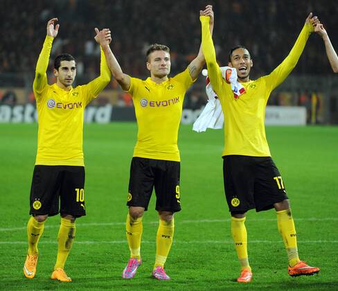 Championsleague: Borussia Dortmund - Galatasaray Istanbul 04.11.2014. Henrikh Mkhitaryan, Ciro Immobile und Pierre-Emerick Aubameyang (alle BvB v.l.) vor dem Fanblock. HM