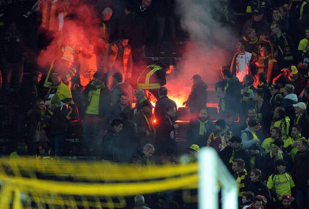 Championsleague: Borussia Dortmund - Galatasaray Istanbul 04.11.2014. Von den Galatasaray-Fans in den Dortmunder Block geworfene Bengalos. HM