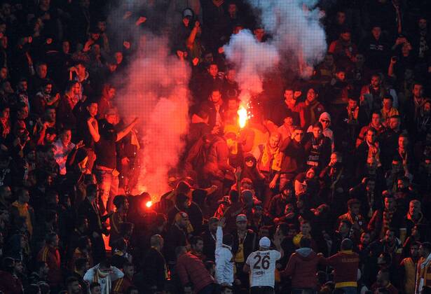 Championsleague: Borussia Dortmund - Galatasaray Istanbul 04.11.2014. Galatasaray-Fans zünden Bengalos. HM