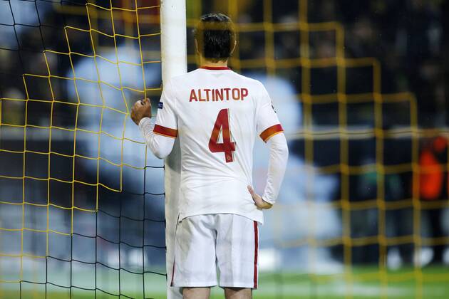 Hamit Altintop (Galatasaray Istanbul 4) am Pfosten mit Rauch von einem Kanonenschlag Borussia Dortmund vs Galatasaray Istanbul,Fussball , Champions League, 04.11.2014 EP_JSE