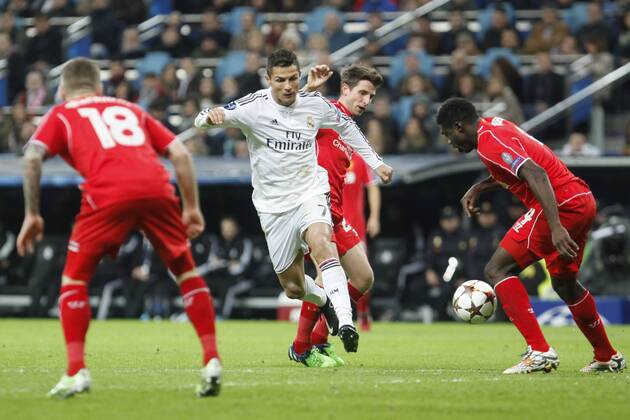 Real Madrid s Cristiano Ronaldo (C) during Champions League soccer match between Real Madrid and Liverpool at Santiago Bernabeu stadium in Madrid, Spain. November 04, 2014.  (20190899)