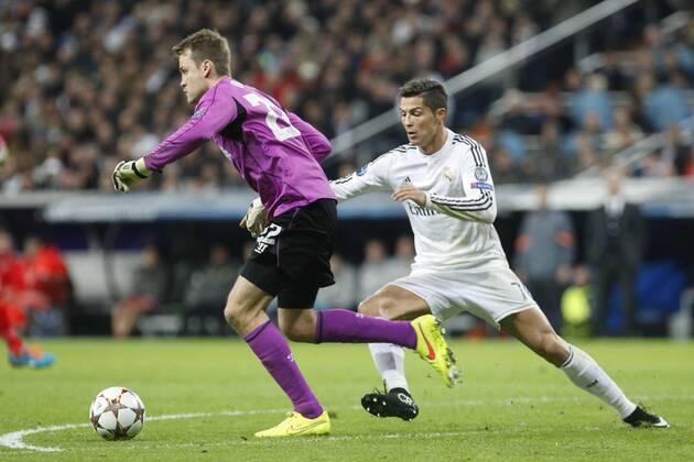 Real Madrid s Cristiano Ronaldo (R) and Liverpool s goalkeeper Simon Mignolet during Champions League soccer match between Real Madrid and Liverpool at Santiago Bernabeu stadium in Madrid, Spain. November 04, 2014.  (20190901)