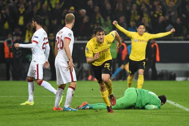 04.11.2014, Fussball, Saison 2014 15, UEFA Champions League, Vorrunde, Borussia Dortmund - Galatasaray Istanbul 4-1 Sokratis (Borussia Dortmund) hat soeben das Tor zum 2:0 erzielt, hinten jubel Shinji Kagawa (Borussia Dortmund)
