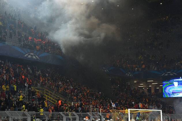 04.11.2014, Fussball, Saison 2014 15, UEFA Champions League, Vorrunde, Galatasaray Istanbul, Dichte schwarze Rauchwolke aus dem Istanbul Fanblock