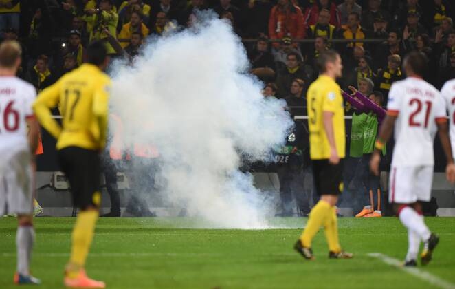 04.11.2014, Fussball, Saison 2014 15, UEFA Champions League, Vorrunde, BVB Borussia Dortmund - Galatasaray Istanbul, Istanbul Fans schmissen Böller auf das Spielfeld